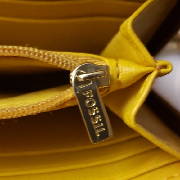 FOSSIL LOGAN ZIP AROUND WRISTLET/CLUTCH - Picture 4 of 8